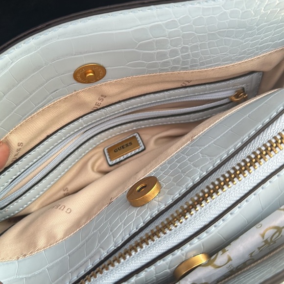 New GUESS Women’s Stephi Girlfriend Satchel - Picture 9 of 14